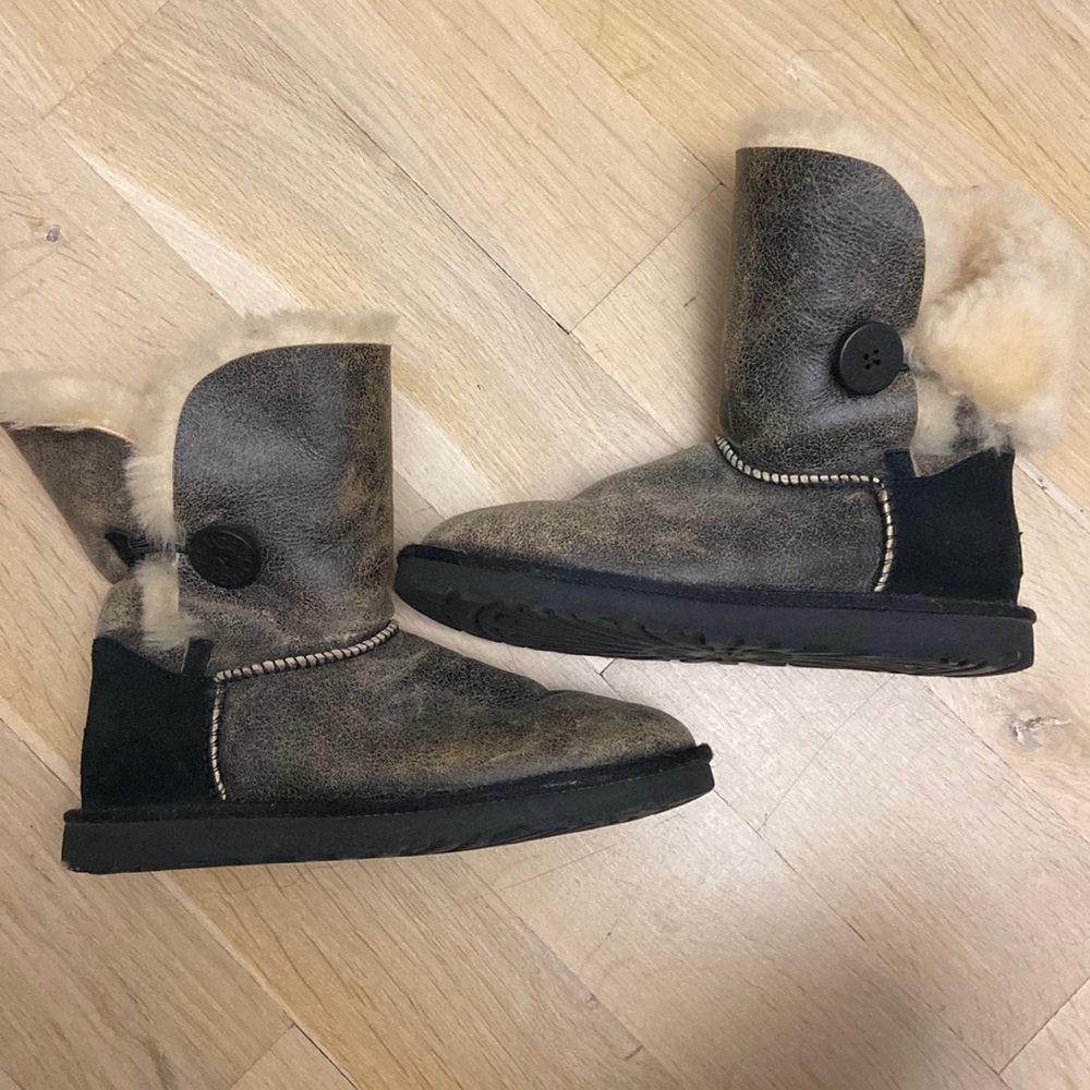 Brown/Black Low Cut UGGs